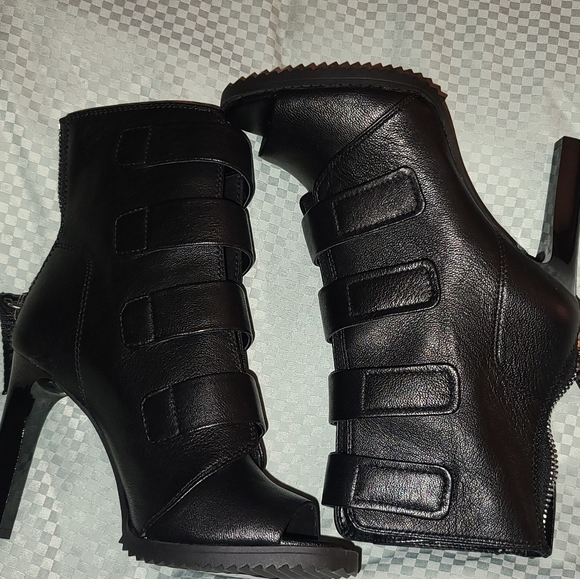 DKNY Boots - Picture 11 of 15